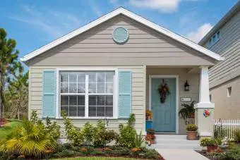 frontowy dom zewnętrzny z niebieskimi drzwiami