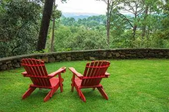 pemandangan belakang rumah dengan kerusi