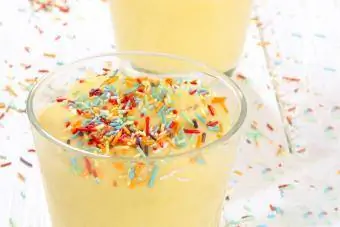 Funfetti-Geburtstagskuchen-Pudding-Shot