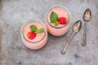 Shot de pudding au gâteau d'anniversaire aux fraises