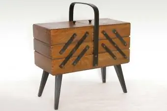 Vintage harmoniková vyklápacia škatuľka na šitie na šikmých nohách