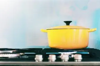 Cocinar con horno holandés amarillo