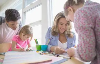 Familie bastelt am Tisch Papierbasteleien