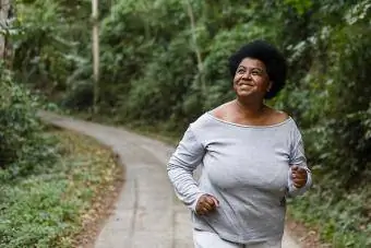 жена, тичаща в природен парк