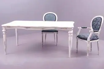 Tavolo da pranzo vuoto e pulito in legno con due sedie