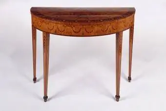 table demi-lune vers 1785
