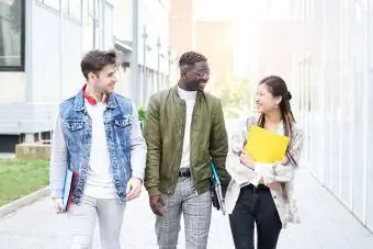 studenten gaan naar de les