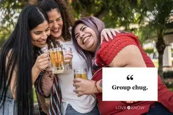 цитат за пиене Група Чъг с приятели, прегръщащи се, държащи бири