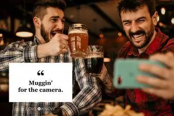 цитат за пиене Muggin' за камерата мъже, които пият бира, правят си селфита