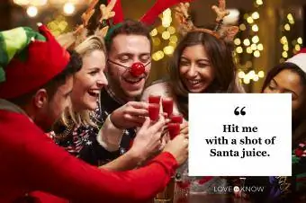 Сок от Дядо Коледа Пиене цитат приятели в празнични шапки с шотове алкохол алкохол