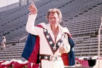 Den amerikanske våghalsen Evel Knievel før et stunt på stadion 1976
