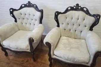 Victorian White Wingback-stoler - Antikke tuftede lenestoler i utskåret tre - Vintage barokke hvite blomsterstoler