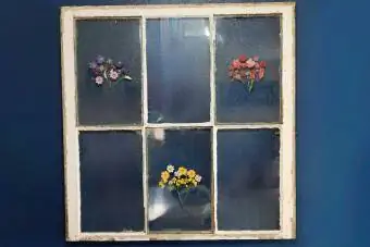 lango rėmas su presuotomis gėlėmis