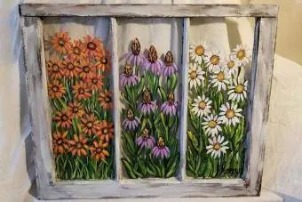gėlėmis dažytas lango rėmas