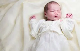 novorodenec v šatách na krst