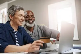 couple utilisant une carte de crédit et un ordinateur portable