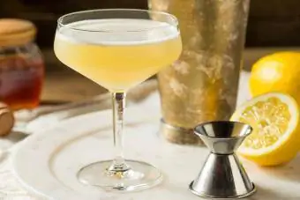 Boozy Bees Knees Gin-cocktail met citroen