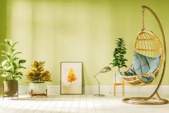 Dzīvojamā istaba ar iekarināmu olu krēslu un augiem