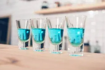 کوکتل های آبی در لیوان های شات