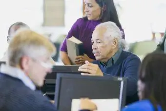 Kütüphanedeki bilgisayarlarda çalışan bir grup yaşlı vatandaş