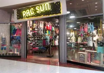 Витрина на PacSun