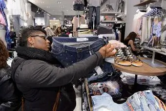 Shopper bij Torrid Chicago flagshipstore