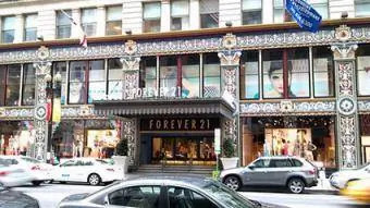 Витрина магазина Forever 21 в Вашингтоне, округ Колумбия.