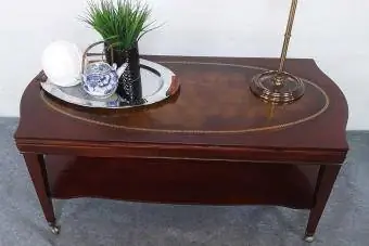 Ovalni stolić za kavu od mahagonija u regentskom stilu