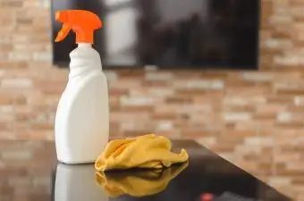 DIY avfettningsmedel i sprayflaska på bänk med trasa
