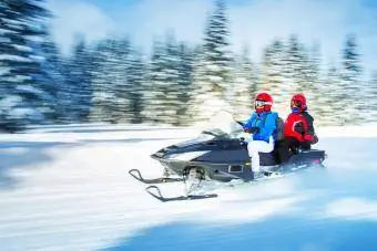 Foto borrosa de motos de nieve