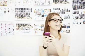 Jeune femme en studio créatif