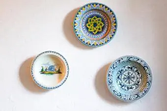 Sahani tatu za Majolica za Italia kwenye Ukuta