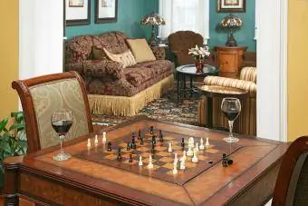 Tabuleiro de xadrez embutido em mesa de madeira