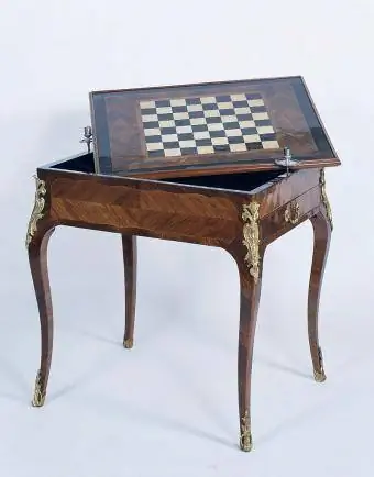 Luija XV stila spēļu galds