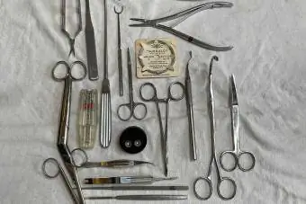 Антикварные винтажные медицинские хирургические инструменты