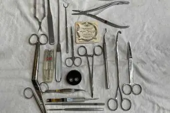 Ferramentas cirúrgicas médicas antigas vintage