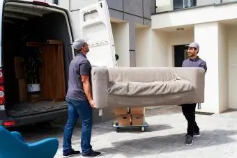 Sofa in Spendenwagen tragen