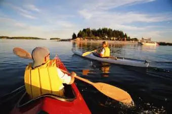 enfants faisant du kayak sur un lac dans le Maine