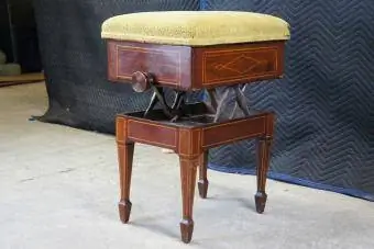 Klavirski stolček iz starinskega angleškega edvardijanskega mahagonija, intarziran