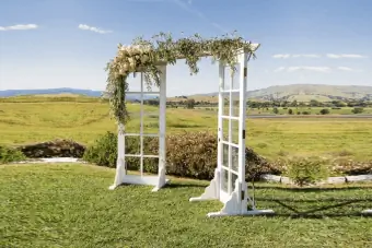 Svatební altán s dvojitými dveřmi