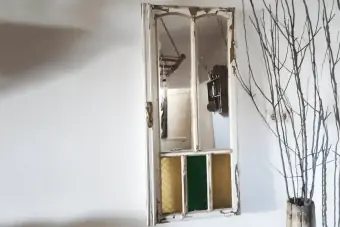 Mirall rústic amb marc de finestra antiga pintada amb xips de conversió vintage