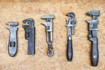 mange forskellige gamle værktøjer hængende på væggen