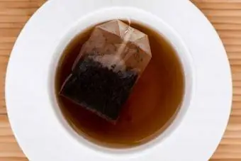 черен чай, накиснат в чаша за борба с тревожността и успокояващо здраве