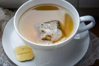 Kantong teh Chamomile diseduh dalam cangkir