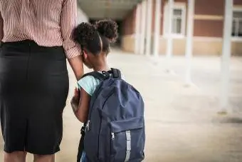 κορίτσι με τη μαμά την πρώτη μέρα στο σχολείο