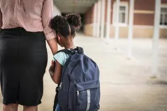 meisje met moeder op de eerste schooldag