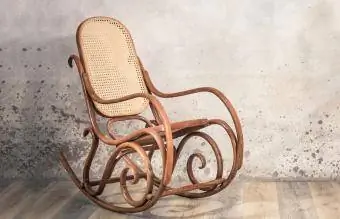 पुरानी प्राचीन रॉकिंग कुर्सी