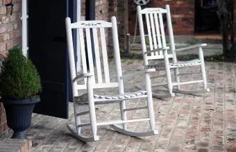 Dvije stolice za ljuljanje