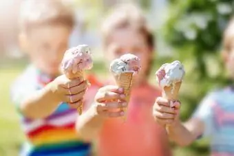 Gruppo di bambini nel parco che mangiano il gelato