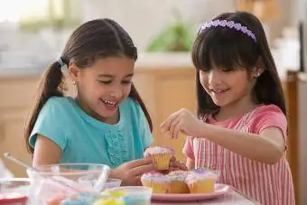 Các cô gái cùng nhau trang trí bánh cupcake